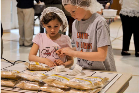 kids-packing-meals